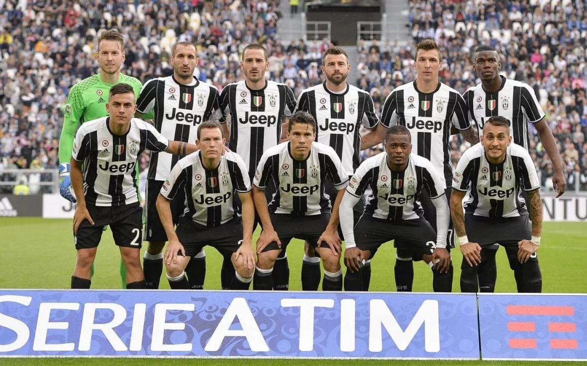 post card on-pitch-juventus-16-17-home-kit (2).webp